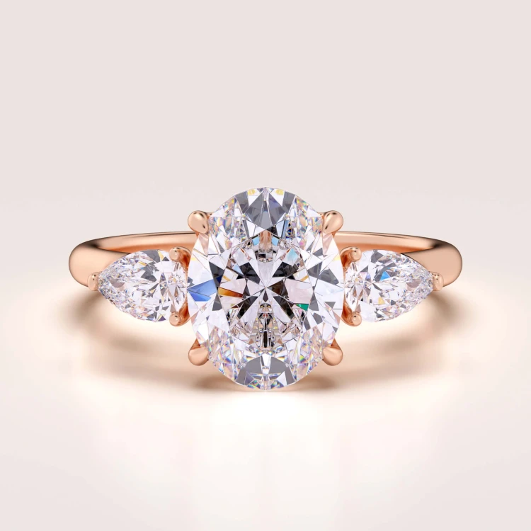 verlobungsring-trinity-seraphina-labordiamant-2ct-zentraler-stein-ovalschliff-rotgold-hariets.jpg