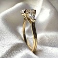 verlobungsring-trinity-seraphina-labordiamant-2ct-zentraler-stein-ovalschliff-nahaufnahme-seite-gelbgold-hariets.jpg