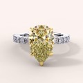 ring-mit-gelbem-diamanten-birnenschliff-gold-julie-hariets.jpg