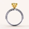 ring-mit-gelbem-diamanten-birnenschliff-gold-julie-hariets-vorne.jpg