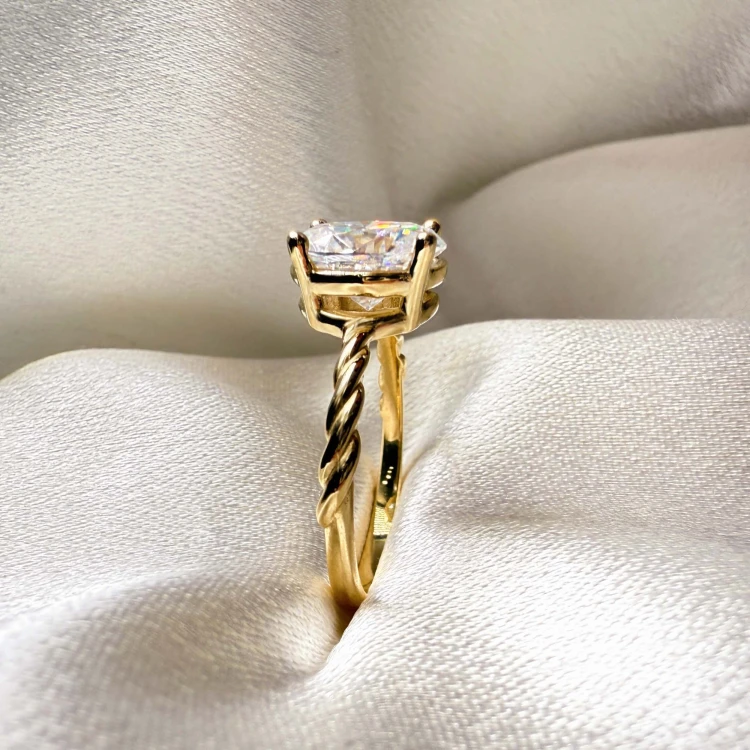 verlobungsring-mit-gedrehtem-ringband-labordiamant-2ct-ovalschliff-nahaufnahme-seite-gelbgold-twisted-hariets.jpg