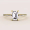 verlobungsring-halo-moissanit-1ct-smaragdschliff-gelbgold-seite-venice-hariets.jpg