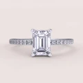 verlobungsring-halo-moissanit-1ct-smaragdschliff-weißgold-seite-venice-hariets.jpg