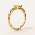 verlobungsring-halo-moissanit-1ct-ovalschliff-seite-gelbgold-venice-hariets.jpg