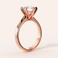 verlobungsring-mit-moissanit-1_5ct-brillantschliff-roségold-seitenansicht-solitaer-dream-hariets.png