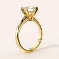 verlobungsring-mit-moissanit-1_5ct-brillantschliff-gelbgold-seitenansicht-solitaer-dream-hariets.png