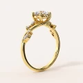 verlobungsring-moissanit-1ct-brillantschliff-gelbgold-seite-fleur-hariets.jpg