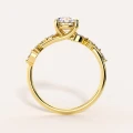 verlobungsring-moissanit-1ct-brillantschliff-gelbgold-front-fleur-hariets.jpg