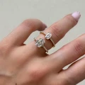 Verlobungsring-Halo-moissanit-1ct-Ovalschliff-Gelbgold-am-Finger-Venice-Hariets.JPG
