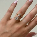Verlobungsring-Halo-Labordiamant-1ct-Ovalschliff-Gelbgold-am-Finger-Venice-Hariets.JPG