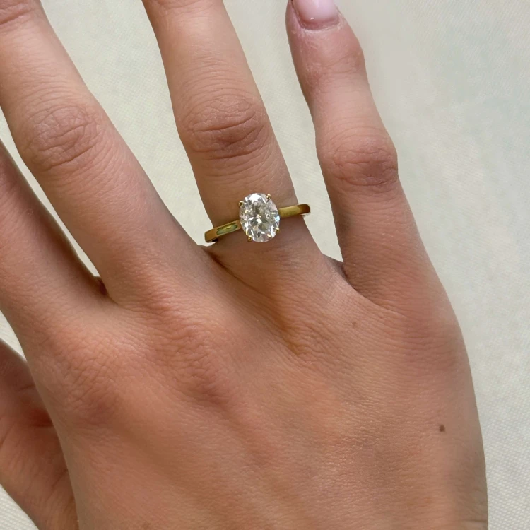 verlobungsring-solitaer-moissanit-2ct-oval-schliff-gelbgold-am-finger-noelle-hariets.jpg