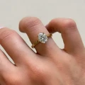 verlobungsring-solitaer-moissanit-2ct-oval-schliff-gelbgold-am-finger-nahaufnahme-noelle-hariets.jpg