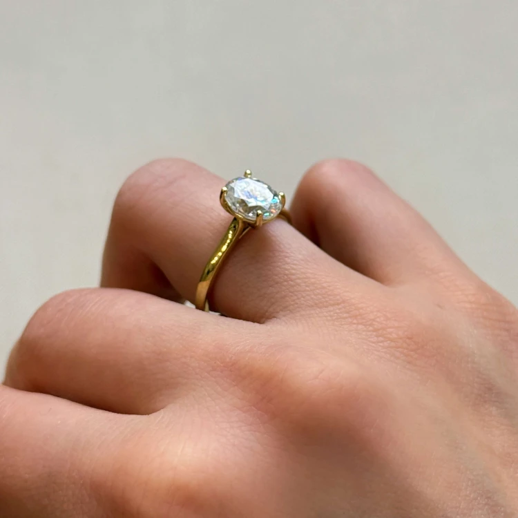 verlobungsring-solitaer-moissanit-2ct-oval-schliff-gelbgold-am-finger-seitenansicht-noelle-hariets.jpg