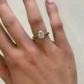 verlobungsring-solitaer-labordiamant-2ct-oval-schliff-gelbgold-am-finger-noelle-hariets.jpg
