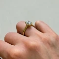 verlobungsring-solitaer-labordiamant-2ct-oval-schliff-gelbgold-am-finger-seitenansicht-noelle-hariets.jpg