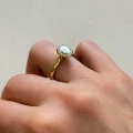 verlobungsring-solitaer-labordiamant-2ct-oval-schliff-gelbgold-am-finger-seitenansicht-noelle-hariets.jpg