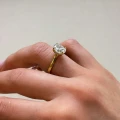 verlobungsring-solitaer-moissanit-2ct-oval-schliff-hidden-halo-gelbgold-am-finger-seitenansicht-noelle-hariets.jpg