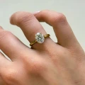 verlobungsring-solitaer-moissanit-2ct-oval-schliff-hidden-halo-gelbgold-am-finger-nahaufnahme-noelle-hariets.jpg