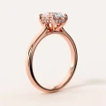 verlobungsring-solitaer-labordiamant-2ct-oval-schliff-hidden-halo-roségold-seitenansicht-noelle-hariets.jpg