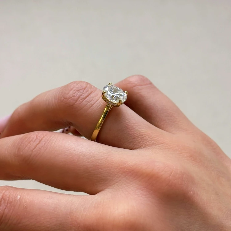 verlobungsring-solitaer-labordiamant-2ct-oval-schliff-hidden-halo-gelbgold-am-finger-noelle-hariets.jpg