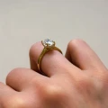 verlobungsring-solitaer-labordiamant-2ct-oval-schliff-hidden-halo-gelbgold-am-finger-noelle-hariets.jpg
