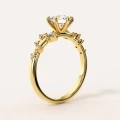 verlobungsring-moissanit-1ct-brillantschliff-gelbgold-seite-velaris-hariets.jpg