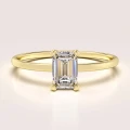 verlobungsring-petit-moissanit-0-5ct-emeraldschliff-gelbgold-finesse-hariets.jpg