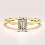 Verlobungsring in 24h mit Moissanit im Smaragdschliff – Petit: Finesse aus 14k Gold