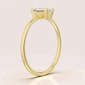 verlobungsring-petit-moissanit-0-5ct-emeraldschliff-seite-gelbgold-finesse-hariets.jpg
