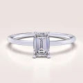 Verlobungsring-Petit-Moissanit-0,5ct-Emeraldschliff-Weißgold-Finesse-Hariets.jpg