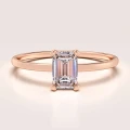Verlobungsring-Petit-Moissanit-0,5ct-Emeraldschliff-Rotgold-Finesse-Hariets.jpg