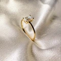 verlobungsring-petit-moissanit-0-5ct-smaragdschliff-nahaufnahme-seite-gelbgold-finesse-hariets.jpg