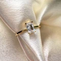 verlobungsring-petit-moissanit-0-5ct-smaragdschliff-nahaufnahme-gelbgold-finesse-hariets.jpg