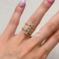verlobungsring-petit-moissanit-0-5ct-smaragdschliff-am-finger-vergleich-gelbgold-finesse-hariets.jpg