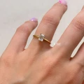 verlobungsring-petit-moissanit-0-5ct-smaragdschliff-am-finger-gelbgold-finesse-hariets.jpg