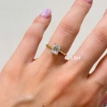 verlobungsring-petit-moissanit-1ct-smaragdschliff-am-finger-gelbgold-finesse-hariets.jpg