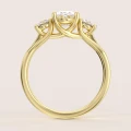 verlobungsring-trinity-mit-moissaniten-ovaler-schliff-1ct-front-gelbgold-luminance-hariets.jpg