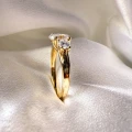 verlobungsring-trinity-mit-moissaniten-ovaler-schliff-nahaufnahme-seite-gelbgold-luminance-hariets.JPG