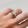 ring-trinity-mit-moissaniten-ovaler-schliff-luminance-am-finger-seite-gelbgold-luminance-hariets.JPG