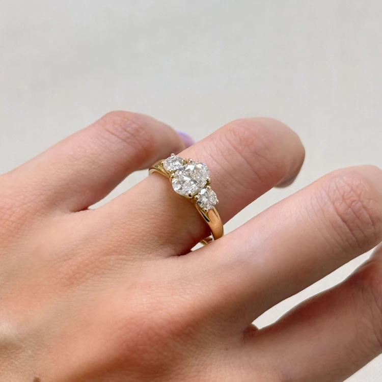 ring-trinity-mit-moissaniten-ovaler-schliff-luminance-am-finger-seite-gelbgold-luminance-hariets.JPG