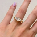 ring-trinity-mit-moissaniten-ovaler-schliff-luminance-am-finger-gelbgold-luminance-hariets.JPG