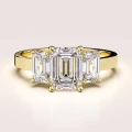 verlobungsring trinity moissanit 3ct smaragdschliff gelbgold envy hariets.jpg