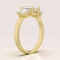 verlobungsring trinity moissanit 3ct smaragdschliff seite gelbgold envy hariets.jpg