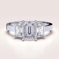 verlobungsring trinity moissanit 3ct smaragdschliff weißgold envy hariets.jpg