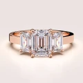 verlobungsring trinity moissanit 3ct smaragdschliff roségold envy hariets.jpg
