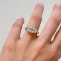verlobungsring-trinity-moissanit-3ct-emeraldschliff-am-finger-gelbgold-envy-hariets.jpg
