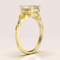 verlobungsring-moissanit-2ct-ovalschliff-seitlich-gelbgold-wings-hariets.jpg