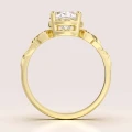 verlobungsring-moissanit-2ct-ovalschliff-vorderseite-gelbgold-wings-hariets.jpg