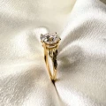 verlobungsring-moissanit-2ct-ovalschliff-nahaufnahme-seite-gelbgold-wings-hariets.jpg
