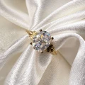 verlobungsring-moissanit-2ct-ovalschliff-nahaufnahme-gelbgold-wings-hariets.jpg